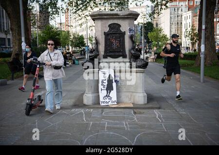 Bristol, Regno Unito. 7 giugno 2021. I giovani bristoliani decisero di celebrare il 1° anniversario della deposizione della statua di Edward Colston Foto Stock