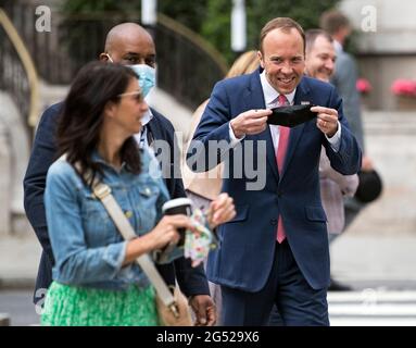 Londra, Regno Unito. 06 giugno 2021. Gina Coladangelo (a sinistra) con il segretario della Salute Matt Hancock alla BBC Broadcasting House nel centro di Londra, dove il segretario della Salute è apparso sullo show di Andrew Marr. Il Segretario di Heath Matt Hancock ha avuto una relazione con il suo aiutante Gina Coladangelo. Photo credit: Ben Cawthra/Sipa USA **NO UK SALES** Credit: Sipa USA/Alamy Live News Foto Stock