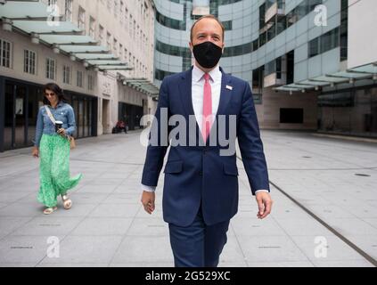 Londra, Regno Unito. 06 giugno 2021. Gina Coladangelo (a sinistra) con il segretario della Salute Matt Hancock alla BBC Broadcasting House nel centro di Londra, dove il segretario della Salute è apparso sullo show di Andrew Marr. Il Segretario di Heath Matt Hancock ha avuto una relazione con il suo aiutante Gina Coladangelo. Photo credit: Ben Cawthra/Sipa USA **NO UK SALES** Credit: Sipa USA/Alamy Live News Foto Stock