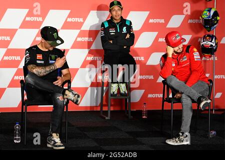 Assen, Paesi Bassi. 24 Giugno 2021. Conferenza stampa per il Gran Premio di Assen MotoGP Motul TT sul circuito di Assen, Paesi Bassi, 24 giugno 2021 nella foto: Quartararo, Rossi e Miller Rueda de prensa del Gran Premio Motul TT Assen de MotoGP en el circuito de Assen, Paises Bajos 24 de Junio de 2021 POOL/ MotoGP.com/Cordon le immagini per la stampa saranno solo per uso editoriale. Credito obbligatorio: © motogp.com credito: CORDON PRESS/Alamy Live News Foto Stock