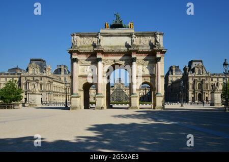 FRANCIA. PARIGI (4E). L'ARCO DEL TRIONFO DELLA GIOSTRA E DEL MUSEO DEL LOUVRE CHIUSE DURANTE IL PERIODO DI CHIUSURA DEL 2020 APRILE. Foto Stock