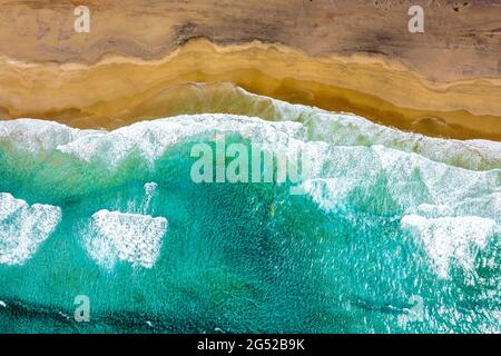 Acque cristalline turchesi di onde che si infrangono dall'alto, Cofete Beach, Jandia, Fuerteventura, Isole Canarie, Spagna Foto Stock