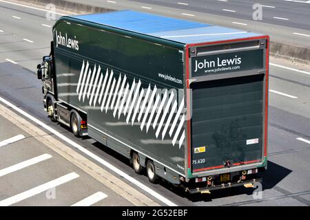 Vista laterale posteriore e dall'alto del logo del marchio pubblicitario del camion dei grandi magazzini John Lewis sul rimorchio della catena di fornitura per la consegna al punto vendita che guida l'autostrada del Regno Unito Foto Stock