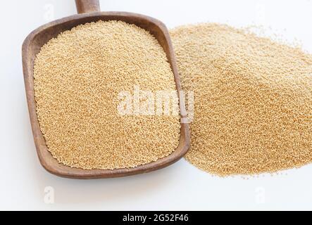 amaranth pseudo-cereale noto per i suoi benefici per la salute ricco di proteine, fibre, micronutrienti e antiossidanti. mostrato in un grande cucchiaio di legno accanto ad un Foto Stock