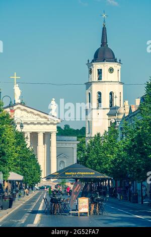 Riapertura di bar e ristoranti dopo il blocco a causa di Covid o Coronavirus, tavoli, sedie e ombrelloni pronti ad aprire, rosa e menu sul tavolo Foto Stock