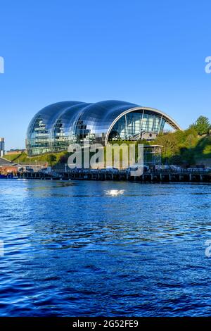 Sage Gateshead è un luogo di concerti e anche un centro per l'educazione musicale, situato sulla riva sud del fiume Tyne, nel nord-est dell'Inghilterra. Foto Stock