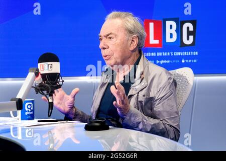 Londra, Regno Unito. 25 Giugno 2021. Andrew Lloyd Webber apparso su Nick Ferrari di LBC a Breakfast, presso gli studi di Global a Leicester Square, Londra. Data immagine: Venerdì 25 giugno 2021. Il credito fotografico dovrebbe essere Credit: Matt Crossick/Alamy Live News Foto Stock