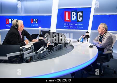 Londra, Regno Unito. 25 Giugno 2021. Andrew Lloyd Webber apparso su Nick Ferrari di LBC a Breakfast, presso gli studi di Global a Leicester Square, Londra. Data immagine: Venerdì 25 giugno 2021. Il credito fotografico dovrebbe essere Credit: Matt Crossick/Alamy Live News Foto Stock