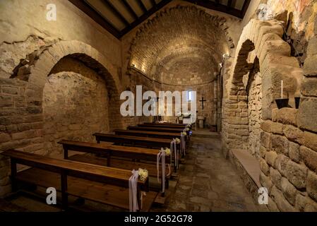 Interno dell'eremo di Sant Pere Desplà, con i suoi dipinti pre-romanici (Arbúcies, la Selva, Catalogna, Spagna) ESP: Ermita de Sant Pere Desplà Foto Stock