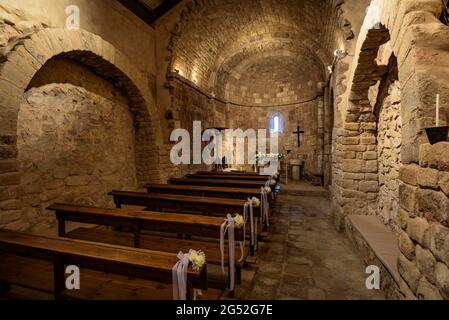 Interno dell'eremo di Sant Pere Desplà, con i suoi dipinti pre-romanici (Arbúcies, la Selva, Catalogna, Spagna) ESP: Ermita de Sant Pere Desplà Foto Stock