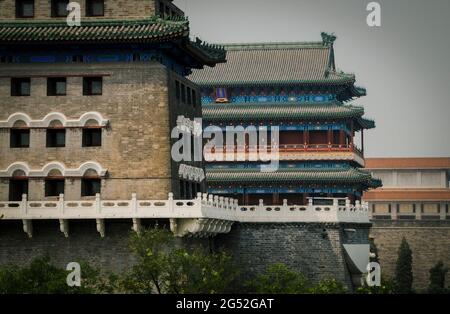 Porte nelle mura storiche della città di Pechino, situate a sud di Piazza Tiananmen Foto Stock