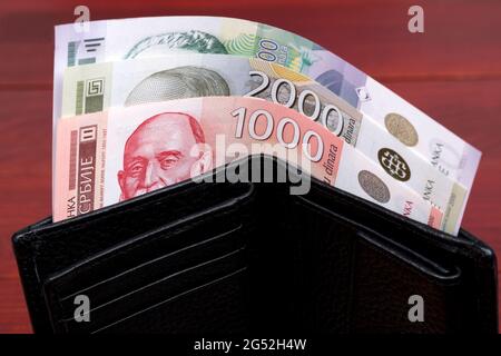 Dinaro serbo nel portafoglio nero Foto Stock
