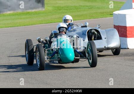 Le vetture classiche Cooper JAP Mk4 corrono nel Trofeo Earl of March al Goodwood Revival 2011. Guidato dal driver femminile Shirley Monro Foto Stock