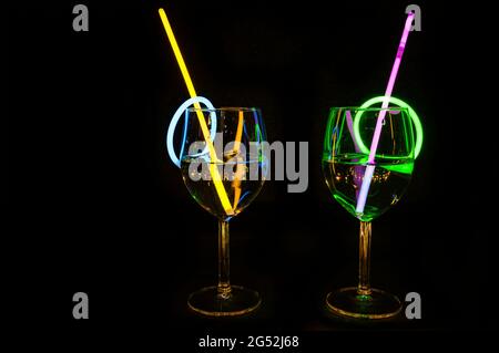 Festa di festa delizioso drink in un bar bicchiere di vino colorato riflesso chiaro con sfondo scuro per le vacanze, natale, Capodanno e raccolta leisù Foto Stock