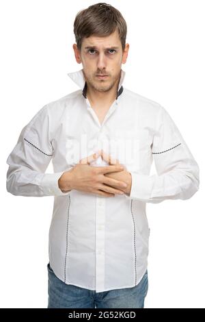 L'uomo bianco sottile e sottile, giovane e bello, con i capelli marroni, è sicuro di una camicia bianca isolata su sfondo bianco Foto Stock