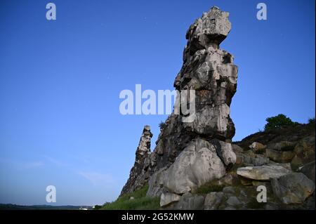 Crepuscolo al Muro del Diavolo (in tedesco Teufelsmauer), una formazione rocciosa naturale situata tra Neinstedt e Weddersleben nel Parco Nazionale di Harz Foto Stock