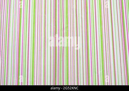 carta da imballaggio rigata per regali. colorata e brillante trama di strisce verticali primo piano Foto Stock