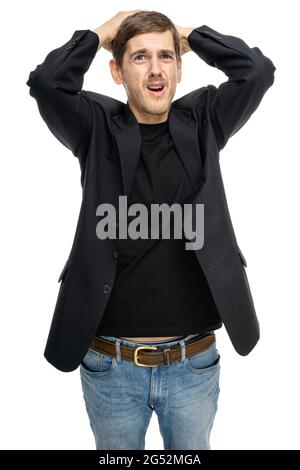 Giovane bell'uomo bianco alto e sottile con capelli marroni sembra senza aiuto tenendo la testa in nero blazer in jeans blu isolati su sfondo bianco Foto Stock