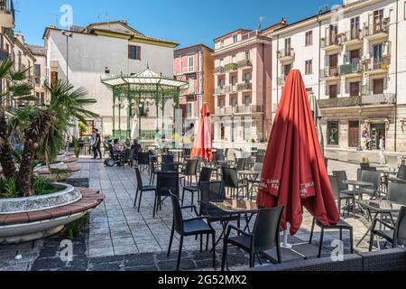 Tavoli all'aperto di caffè e bar in piazza san pietro celestino a Isernia. Isernia, Molise, Italia Foto Stock