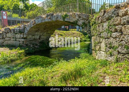 Il ponte di Zingara attraversa il Volturno e collega i due siti archeologici di San Vincenzo al Volturno. Rocchetta al Volturno, provincia di Isernia Foto Stock