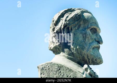 Italia, Emilia Romagna, Roncole Verdi, Monumento Giuseppe Verdi di Giuseppe Cantù davanti alla Casa Natale di Giuseppe Verdi Foto Stock