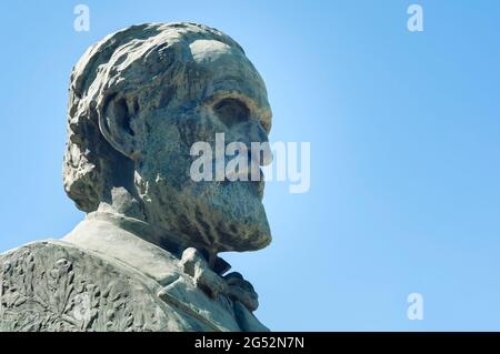 Italia, Emilia Romagna, Roncole Verdi, Monumento Giuseppe Verdi di Giuseppe Cantù davanti alla Casa Natale di Giuseppe Verdi Foto Stock