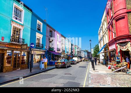 Case colorate lungo Portobello Road a Notting Hill, Londra, Regno Unito Foto Stock
