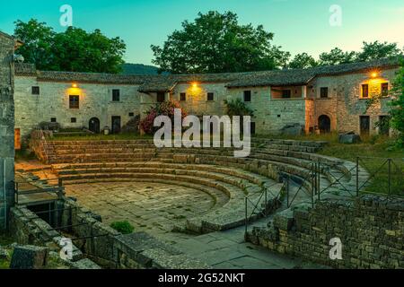 Teatro Romano nell'antica città di Altilia, oggi Sepino in Molise, al tramonto nel Parco Archeologico di Sepino. Sechino, Isernia, Molise Foto Stock