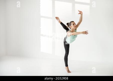 Donna che pratica ginnastica ritmica da sola Foto Stock