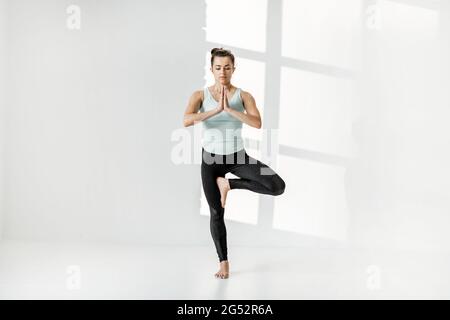 Donna che pratica ginnastica ritmica da sola Foto Stock