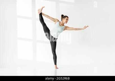 Donna che pratica ginnastica ritmica da sola Foto Stock