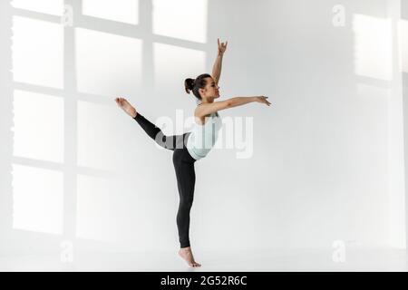 Donna che pratica ginnastica ritmica da sola Foto Stock