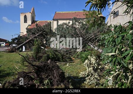 Hrusky, Repubblica Ceca. 25 Giugno 2021. Un tornado ha colpito il villaggio Hrusky e molti altri villaggi nel distretto di Breclav, Moravia del Sud, Repubblica Ceca, il Giovedi, 24 giugno, 2021. Sulla foto si vede una parte del villaggio venerdì 25 giugno 2021. Credit: Ikor Zehl/CTK Photo/Alamy Live News Credit: CTC/Alamy Live News Foto Stock