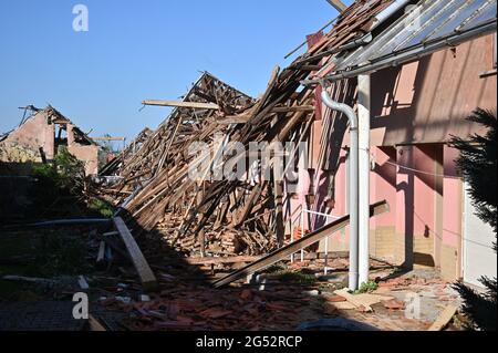 Hrusky, Repubblica Ceca. 25 Giugno 2021. Un tornado ha colpito il villaggio Hrusky e molti altri villaggi nel distretto di Breclav, Moravia del Sud, Repubblica Ceca, il Giovedi, 24 giugno, 2021. Sulla foto si vede una parte del villaggio venerdì 25 giugno 2021. Credit: Ikor Zehl/CTK Photo/Alamy Live News Credit: CTC/Alamy Live News Foto Stock