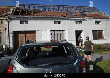 Hrusky, Repubblica Ceca. 25 Giugno 2021. Un tornado ha colpito il villaggio Hrusky e molti altri villaggi nel distretto di Breclav, Moravia del Sud, Repubblica Ceca, il Giovedi, 24 giugno, 2021. Sulla foto si vede una parte del villaggio venerdì 25 giugno 2021. Credit: Ikor Zehl/CTK Photo/Alamy Live News Credit: CTC/Alamy Live News Foto Stock