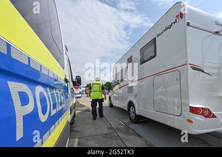 Brandeburgo, Germania. 25 2021 giugno: Durante un controllo di polizia incentrato su camper e roulotte, un camper viene controllato dalla polizia nell'area di sosta Fläming Ost sull'autostrada A9. Le vacanze estive sono iniziate il 24.06.2021 a Brandeburgo. Ciò è associato ad un aumento del traffico stradale sulle autostrade. Il vacationing nel vostro proprio paese e con il vostro proprio o mutuato motorhome è attualmente molto trendy. Tuttavia, molti nuovi campeggiatori non hanno l'esperienza di iniziare in modo sicuro la loro vacanza con i grandi compagni e rimorchi, secondo la polizia. Credit: dpa Picture Alliance/Alamy Live News Foto Stock