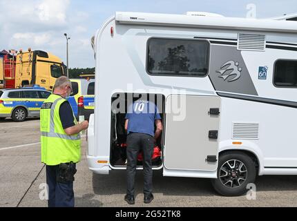 Brandeburgo, Germania. 25 2021 giugno: Durante un controllo di polizia incentrato su camper e roulotte, un camper viene controllato dalla polizia nell'area di sosta Fläming Ost sull'autostrada A9. Le vacanze estive sono iniziate il 24.06.2021 a Brandeburgo. Ciò è associato ad un aumento del traffico stradale sulle autostrade. Il vacationing nel vostro proprio paese e con il vostro proprio o mutuato motorhome è attualmente molto trendy. Tuttavia, molti nuovi campeggiatori non hanno l'esperienza di iniziare in modo sicuro la loro vacanza con i grandi compagni e rimorchi, secondo la polizia. Credit: dpa Picture Alliance/Alamy Live News Foto Stock