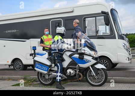 Brandeburgo, Germania. 25 2021 giugno: Durante un controllo di polizia incentrato su camper e roulotte, due ufficiali parlano con un viaggiatore nella zona di riposo Fläming Ost sull'autostrada A9. Le vacanze estive sono iniziate a Brandeburgo nel 24.06.2021. Ciò è associato ad un aumento del traffico stradale sulle autostrade. Il vacationing nel vostro proprio paese e con il vostro proprio o mutuato motorhome è attualmente molto trendy. Tuttavia, molti nuovi campeggiatori non hanno l'esperienza di iniziare in modo sicuro la loro vacanza con i grandi compagni e rimorchi, secondo la polizia. Credit: dpa Picture Alliance/Alamy Live News Foto Stock