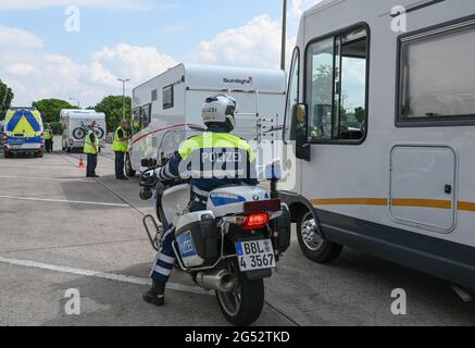 Brandeburgo, Germania. 25 2021 giugno: Durante un controllo della polizia incentrato su camper e roulotte, diversi camper sono controllati dalla polizia nella zona di riposo Fläming Ost sull'autostrada A9. Le vacanze estive sono iniziate il 24.06.2021 a Brandeburgo. Ciò è associato ad un aumento del traffico stradale sulle autostrade. Il vacationing nel vostro proprio paese e con il vostro proprio o mutuato motorhome è attualmente molto trendy. Tuttavia, molti nuovi campeggiatori non hanno l'esperienza di iniziare in modo sicuro la loro vacanza con i grandi compagni e rimorchi, secondo la polizia. Credit: dpa Picture Alliance/Alamy Live Foto Stock