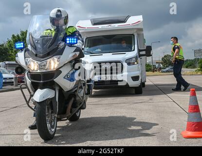 Brandeburgo, Germania. 25 2021 giugno: Durante un controllo di polizia incentrato su camper e roulotte, un camper viene controllato dalla polizia nell'area di sosta Fläming Ost sull'autostrada A9. Le vacanze estive sono iniziate il 24.06.2021 a Brandeburgo. Ciò è associato ad un aumento del traffico stradale sulle autostrade. Il vacationing nel vostro proprio paese e con il vostro proprio o mutuato motorhome è attualmente molto trendy. Tuttavia, molti nuovi campeggiatori non hanno l'esperienza di iniziare in modo sicuro la loro vacanza con i grandi compagni e rimorchi, secondo la polizia. Credit: dpa Picture Alliance/Alamy Live News Foto Stock