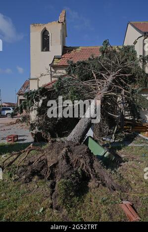 Hrusky, Repubblica Ceca. 25 Giugno 2021. Un tornado ha colpito il villaggio Hrusky e molti altri villaggi nel distretto di Breclav, Moravia del Sud, Repubblica Ceca, il Giovedi, 24 giugno, 2021. Sulla foto si vede una parte del villaggio venerdì 25 giugno 2021. Credit: Ikor Zehl/CTK Photo/Alamy Live News Credit: CTC/Alamy Live News Foto Stock