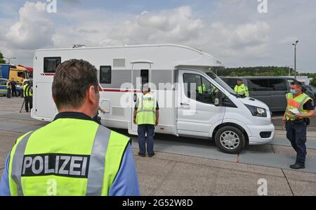 Brandeburgo, Germania. 25 2021 giugno: Durante un controllo di polizia incentrato su camper e roulotte, un camper viene controllato dalla polizia nell'area di sosta Fläming Ost sull'autostrada A9. Le vacanze estive sono iniziate il 24.06.2021 a Brandeburgo. Ciò è associato ad un aumento del traffico stradale sulle autostrade. Il vacationing nel vostro proprio paese e con il vostro proprio o mutuato motorhome è attualmente molto trendy. Tuttavia, molti nuovi campeggiatori non hanno l'esperienza di iniziare in modo sicuro la loro vacanza con i grandi compagni e rimorchi, secondo la polizia. Credit: dpa Picture Alliance/Alamy Live News Foto Stock