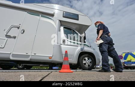 Brandeburgo, Germania. 25 2021 giugno: Durante un controllo di polizia incentrato su camper e roulotte, un camper viene controllato dalla polizia nell'area di sosta Fläming Ost sull'autostrada A9. Le vacanze estive sono iniziate il 24.06.2021 a Brandeburgo. Ciò è associato ad un aumento del traffico stradale sulle autostrade. Il vacationing nel vostro proprio paese e con il vostro proprio o mutuato motorhome è attualmente molto trendy. Tuttavia, molti nuovi campeggiatori non hanno l'esperienza di iniziare in modo sicuro la loro vacanza con i grandi compagni e rimorchi, secondo la polizia. Credit: dpa Picture Alliance/Alamy Live News Foto Stock