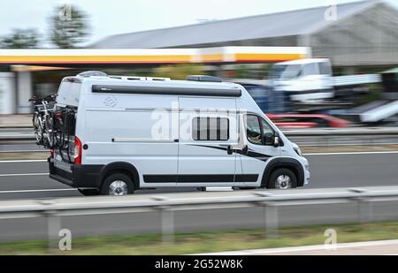 Brandeburgo, Germania. Giugno 25 2021: Una casa di guida si trova sull'autostrada A9 in direzione di Berlino. Lo stesso giorno, la polizia aveva controllato i viaggiatori con roulotte e camper nella zona di riposo di Fläming Ost sull'autostrada A9. Le vacanze estive iniziarono il 24.06.2021 a Brandeburgo. Ciò è associato ad un aumento del traffico stradale sulle autostrade. Le vacanze nel proprio paese e con il proprio o mutuato motorhome sono attualmente molto in voga. Tuttavia, molti nuovi campeggiatori non hanno l'esperienza di iniziare in modo sicuro la loro vacanza con i grandi compagni e rimorchi, secondo la polizia. CR Foto Stock