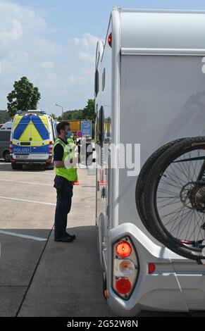 Brandeburgo, Germania. 25 2021 giugno: Durante un controllo di polizia incentrato su camper e roulotte, un ufficiale parla con un viaggiatore nella zona di riposo Fläming Ost sull'autostrada A9. Le vacanze estive sono iniziate a Brandeburgo nel 24.06.2021. Ciò è associato ad un aumento del traffico stradale sulle autostrade. Il vacationing nel vostro proprio paese e con il vostro proprio o mutuato motorhome è attualmente molto trendy. Tuttavia, molti nuovi campeggiatori non hanno l'esperienza di iniziare in modo sicuro la loro vacanza con i grandi compagni e rimorchi, secondo la polizia. Credit: dpa Picture Alliance/Alamy Live News Foto Stock