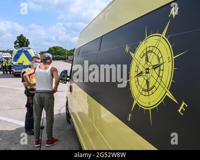 Brandeburgo, Germania. 25 2021 giugno: Durante un controllo di polizia incentrato su camper e roulotte, un ufficiale parla con un viaggiatore nella zona di riposo Fläming Ost sull'autostrada A9. Le vacanze estive sono iniziate a Brandeburgo nel 24.06.2021. Ciò è associato ad un aumento del traffico stradale sulle autostrade. Il vacationing nel vostro proprio paese e con il vostro proprio o mutuato motorhome è attualmente molto trendy. Tuttavia, molti nuovi campeggiatori non hanno l'esperienza di iniziare in modo sicuro la loro vacanza con i grandi compagni e rimorchi, secondo la polizia. Credit: dpa Picture Alliance/Alamy Live News Foto Stock