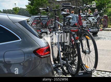 Brandeburgo, Germania. Giugno 25 2021: Diverse auto con biciclette su un supporto per gancio di traino sono parcheggiate in un'area di riposo sull'autostrada A9. Lo stesso giorno, la polizia aveva controllato i viaggiatori con roulotte e camper nella zona di riposo di Fläming Ost sull'autostrada A9. Le vacanze estive iniziarono il 24.06.2021 a Brandeburgo. Ciò è associato ad un aumento del traffico stradale sulle autostrade. Le vacanze nel proprio paese e con il proprio o mutuato motorhome sono attualmente molto in voga. Credit: dpa Picture Alliance/Alamy Live News Foto Stock