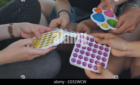 Le ragazze giocano con i giocattoli semplici e rilassanti. Foto Stock