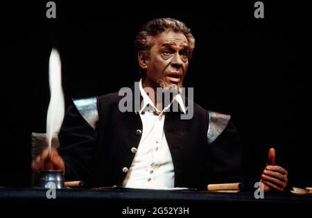 Paul Scofield (Othello) a OTHELLO di Shakespeare all'Olivier Theatre, National Theatre (NT), Londra SE1 20/03/1980 design: John Bury illuminazione: David Hersey regista: Peter Hall Foto Stock