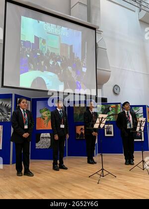 Un gruppo di studenti del 7° anno, limitato a causa delle restrizioni del Covid, cantava la canzone One Britain One Nation (OBON) Day nella sala della scuola del Carlton Bolling College, nello Yorkshire occidentale. L'inno è stato scritto da bambini alla St John's CE Primary School di Bradford, e viene cantato da giovani in diverse scuole del Regno Unito. Data di emissione: Venerdì 25 giugno 2021. Foto Stock